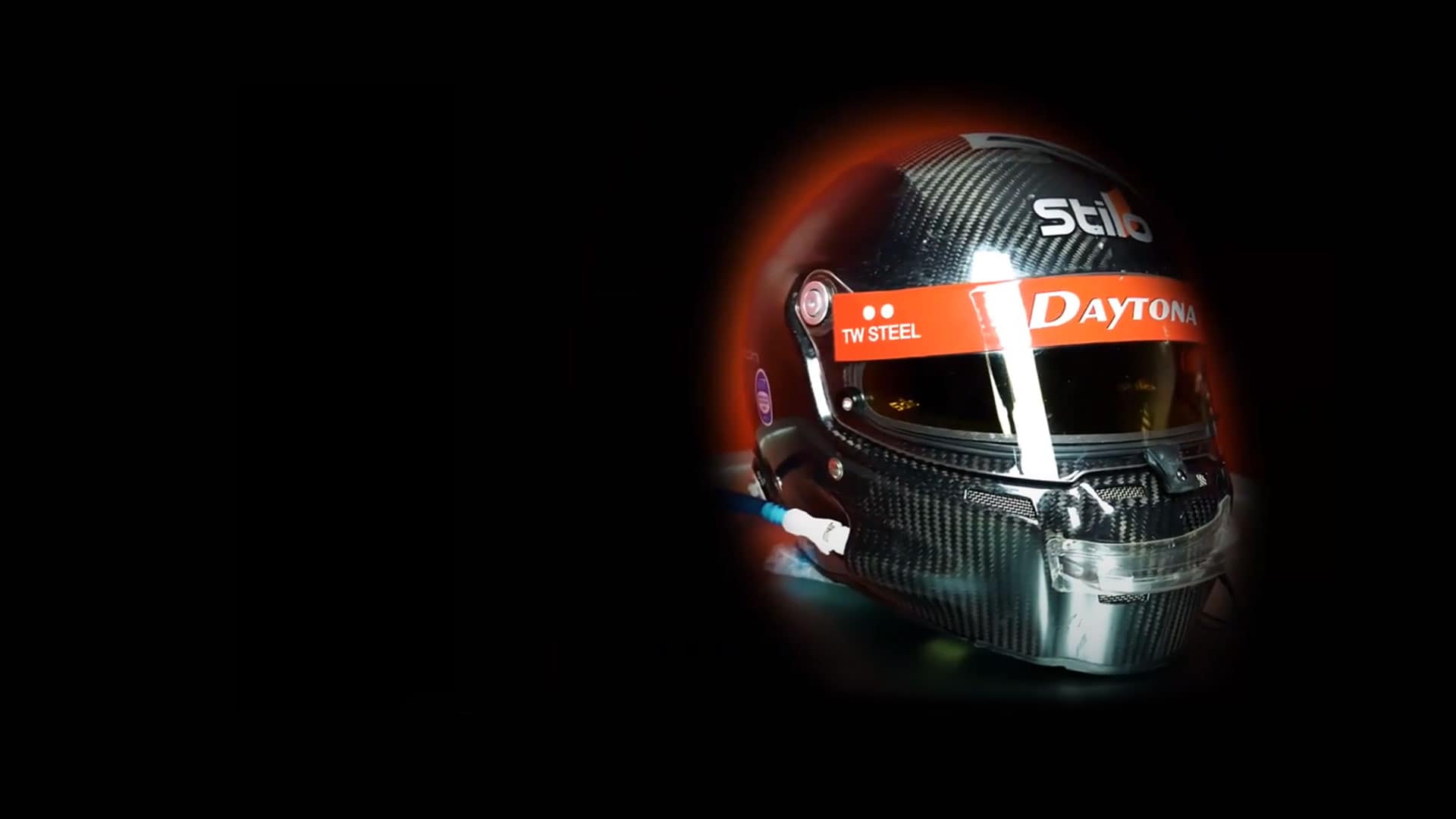 RACING ADVANTAGES FROM HEAD TO TOE